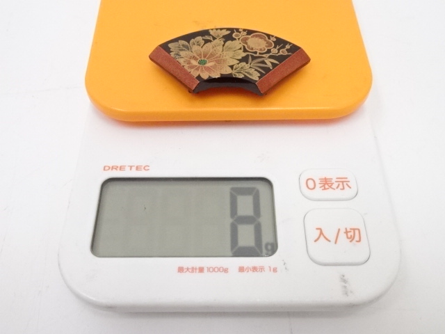 アンティーク着物 ] - 帯留 本鼈甲製 扇面型螺鈿金蒔絵花柄帯留（8g